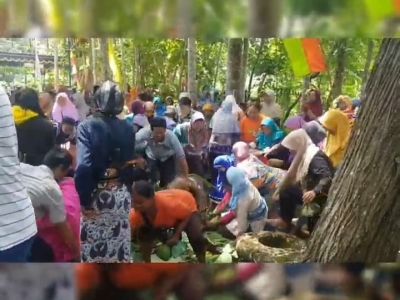 Sebagian Pengunjung makam yang sedang melakukan ziarah